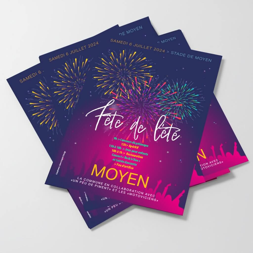 Plusieurs affiches de la fête de l'été de Moyen disposées en éventail représentant un feu d'artifice avec, au premier plan, un public de dos.