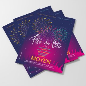 Plusieurs affiches de la fête de l'été de Moyen disposées en éventail représentant un feu d'artifice avec, au premier plan, un public de dos.
