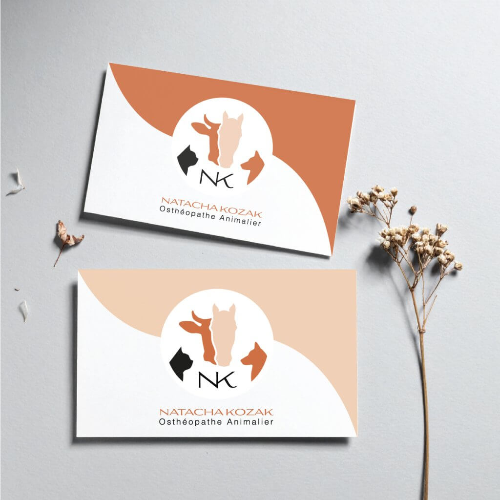 Deux cartes de visite pour Natacha Kozak, ostéopathe animalier, présentées dans deux variations de couleurs, avec des fleurs séchées à côté.