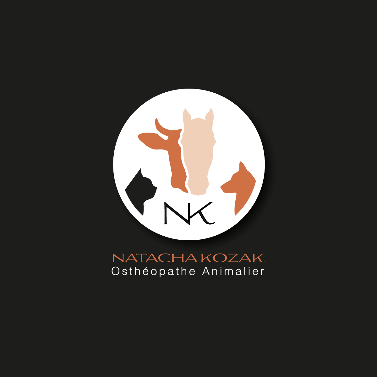 Logo de Natacha Kozak, ostéopathe animalier, avec un cercle contenant les silhouettes d'un chien, d'un chat, d'une vache et d'un cheval.