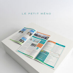 Deux exemplaires ouverts du journal communal de Moyen présentés sur une table basse de couleur blanche.