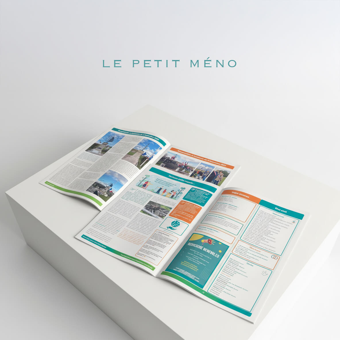 Deux exemplaires ouverts du journal communal de Moyen présentés sur une table basse de couleur blanche.