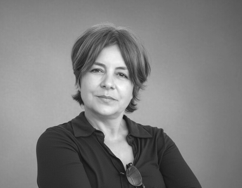 Portrait en noir et blanc de Valérie Even, graphiste freelance
