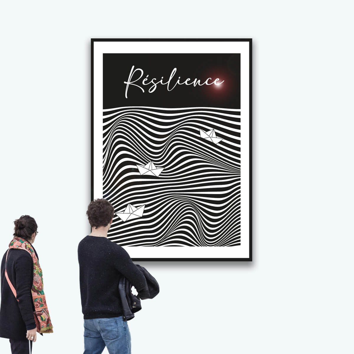Affiche "Résilience" encadrée dans une salle d'exposition, avec deux visiteurs qui la contemplent.